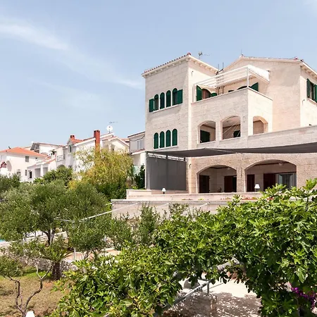 Apartamento 1 Bedroom Awesome In Okrug Donji Donji Okrug
