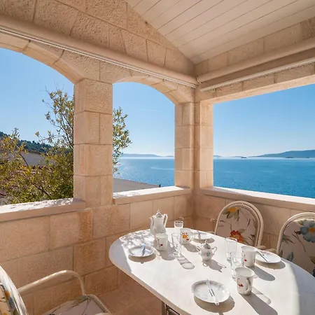 1 Bedroom Awesome In Okrug Donji *