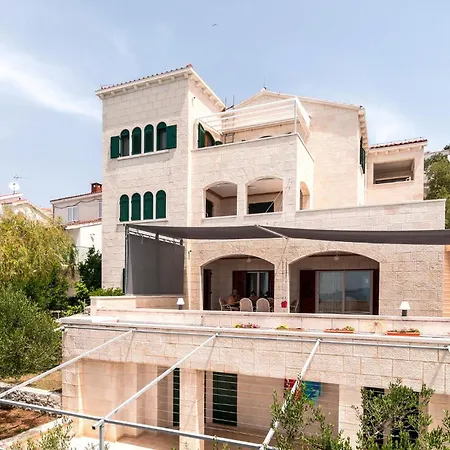 1 Bedroom Awesome In Okrug Donji *