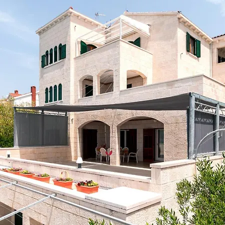 1 Bedroom Awesome In Okrug Donji